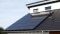 Attēlā redzama saules enerģijas sistēma ar melniem PV moduļiem; jauda līdz 420 Wp.
